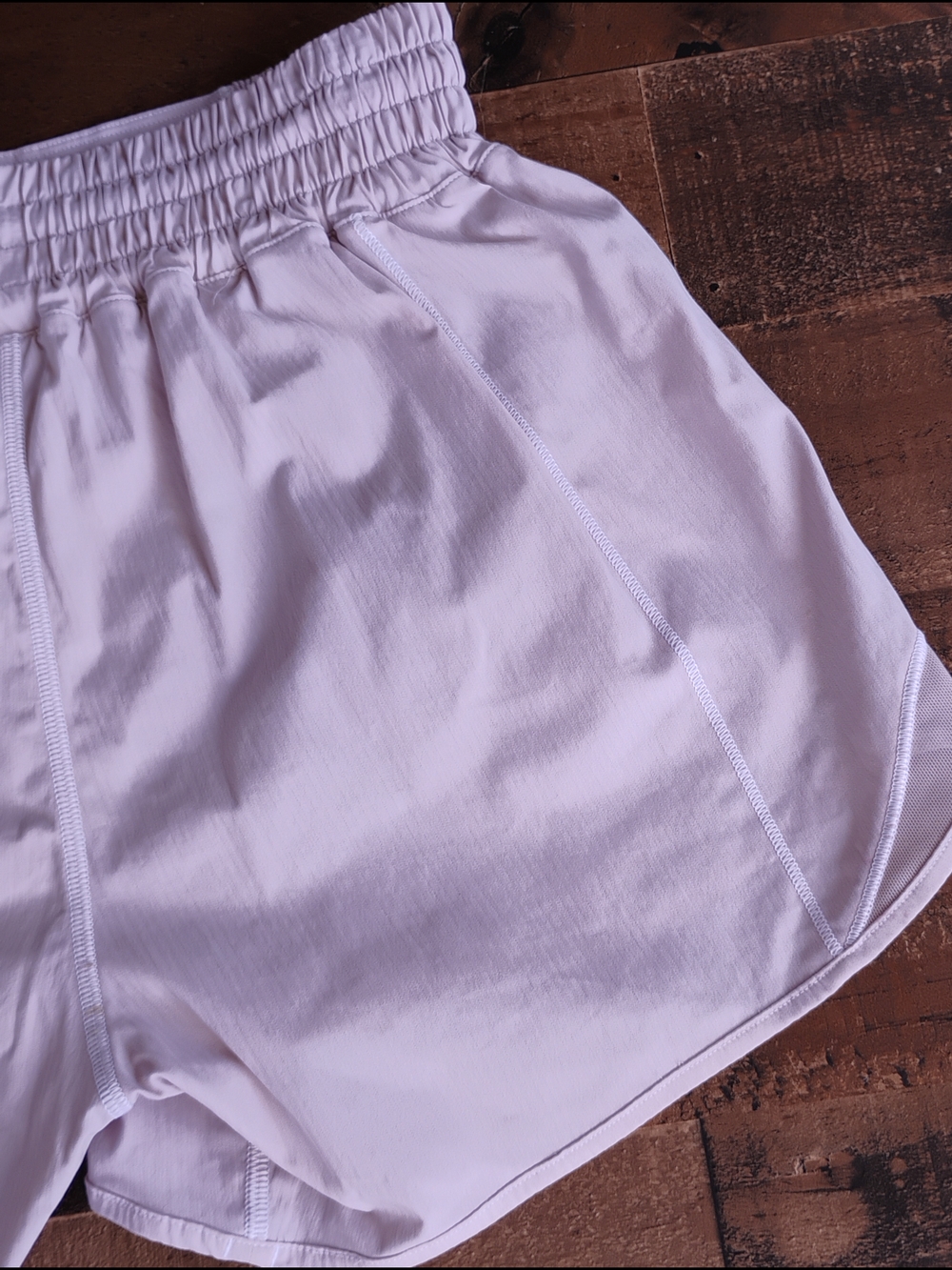 Lululemon White Hotty Hot Shorts Size 6 - Picture 8 of 11